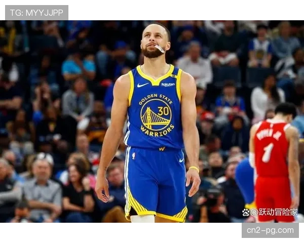 勇士追分阶段格林关键抢断,发起转换助攻库里命中追身三分